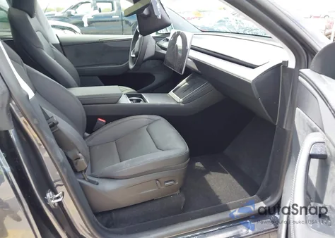 2026 Tesla Model Y Long Range Dual Motor All-Wheel Drive/Long Range Launch Series z USA, uszkodzony, nr VIN 7SAYGDEE9TA399944